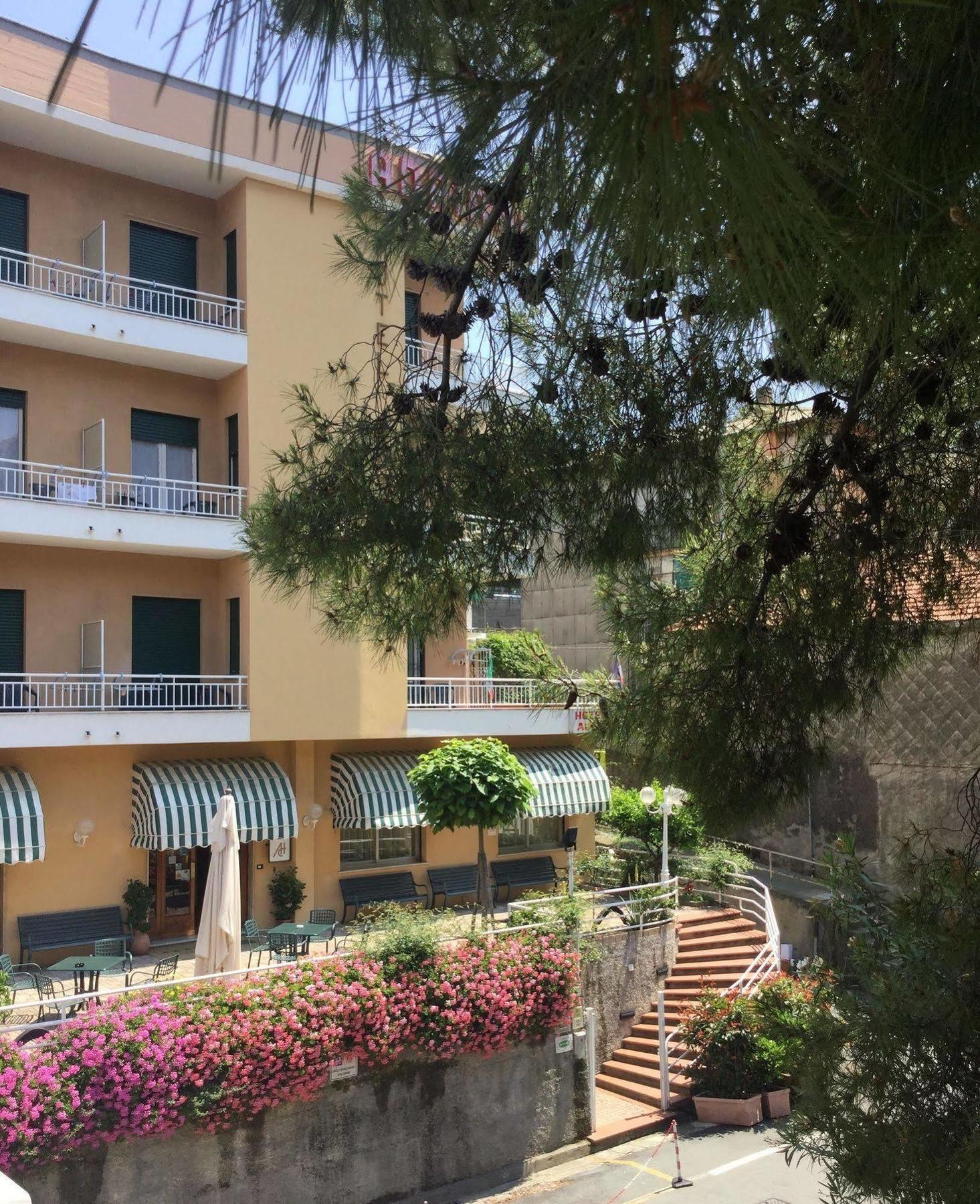 Albergo Adriana Celle Ligure Extérieur photo